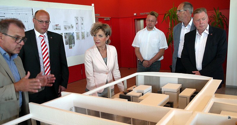 Bild: F&ouml;rdermittel &uuml;bergeben