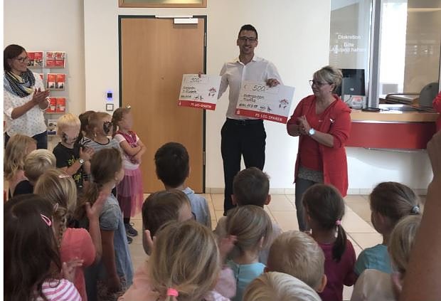 Bild: &Uuml;bergabe Schecks