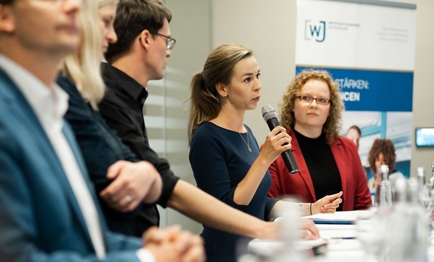 Bild: Carolin Gerbothe bei der Diskussion