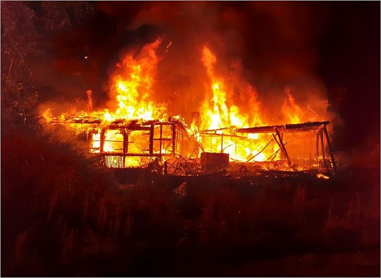 Bild: Feuer vernichtet Sch&uuml;tzenhaus