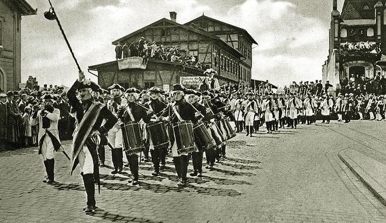 Bild: Stadtsoldaten beim Festumzug 1927