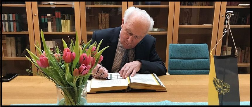Bild: Sigmund J&auml;hn trug sich im Februar dieses Jahres in das Goldene Buch der Stadt Nordhausen ein