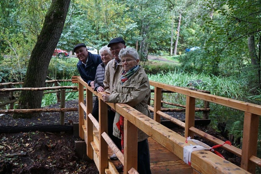 Bild: Neue Br&uuml;cke und Baum des Jahres im L&ouml;nspark. 