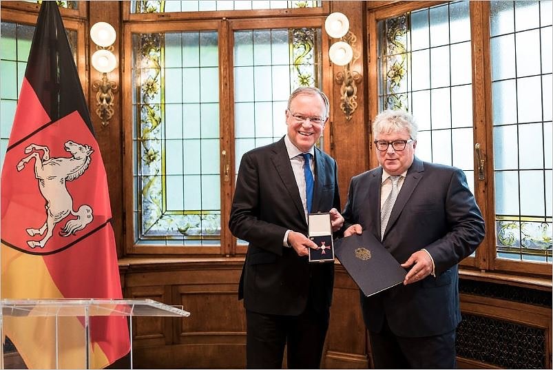 Bild: Bundesverdienstkreuz f&uuml;r Prof. N&auml;der