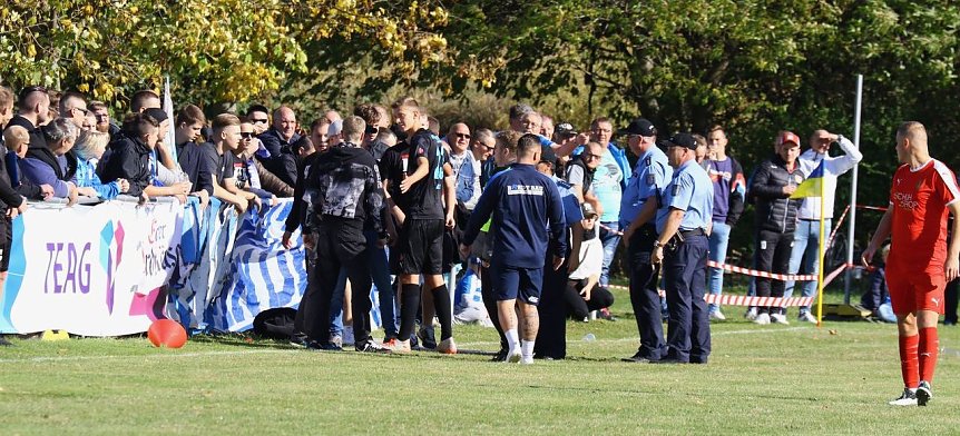 Bild: Wacker-Ultras rannten auf den Platz