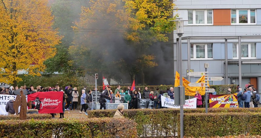 Bild: Rauchschwaden als Gegendemo