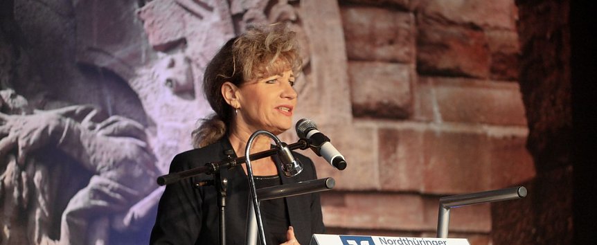 Bild: Birgit Keller redet vor Nordth&uuml;ringer Landwirten