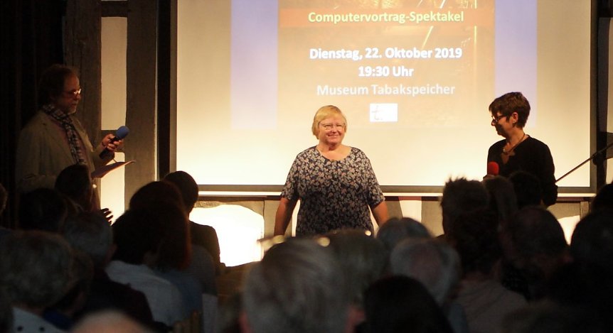 Bild: Marion Spang stellte die Geschichte der deutschen Postleitzahlen vor