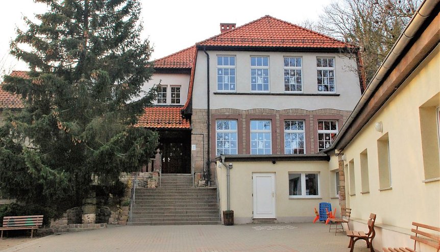 Bild: Grundschule Heiligenthal, Hofseite