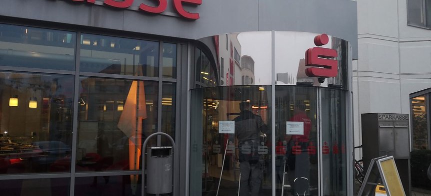 Bild: Am Nachmittag wurde der Haupteingang am Kornmarkt repariert
