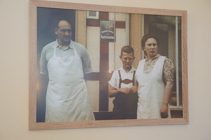 Bild: Rolf Hoppe als Kind mit seinen Eltern vor der B&auml;ckerei in Ellrich.