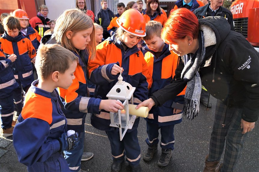 Bild: Katrin Sch&ouml;nemann empf&auml;ngt in Niedersachswerfen die Jugendwehr und das Frriedenslicht. 