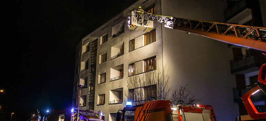 Bild: Rettung &uuml;ber Drehleiter