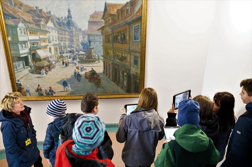 Bild: Mit einer Stadtf&uuml;hrerin waren die Kinder durch Nordhausen unterwegs.