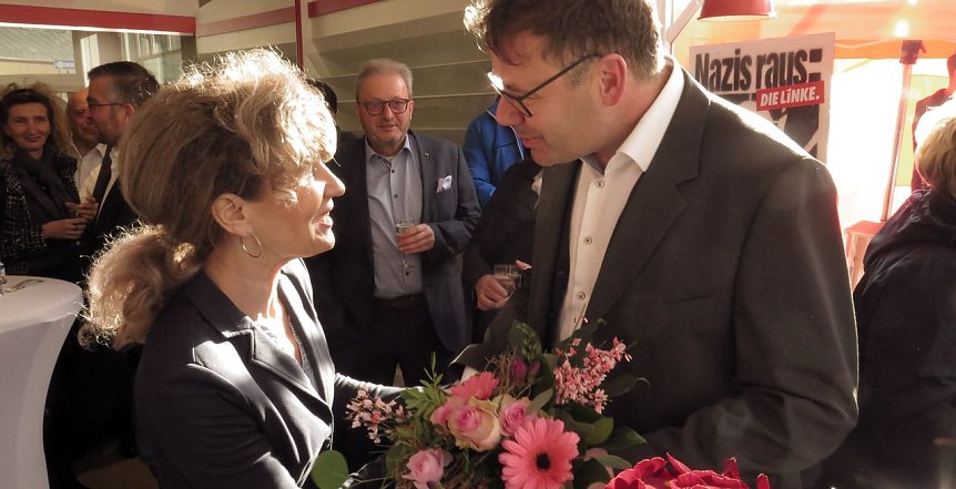 Bild: B&uuml;rgermeister Frank Rostek gratuliert