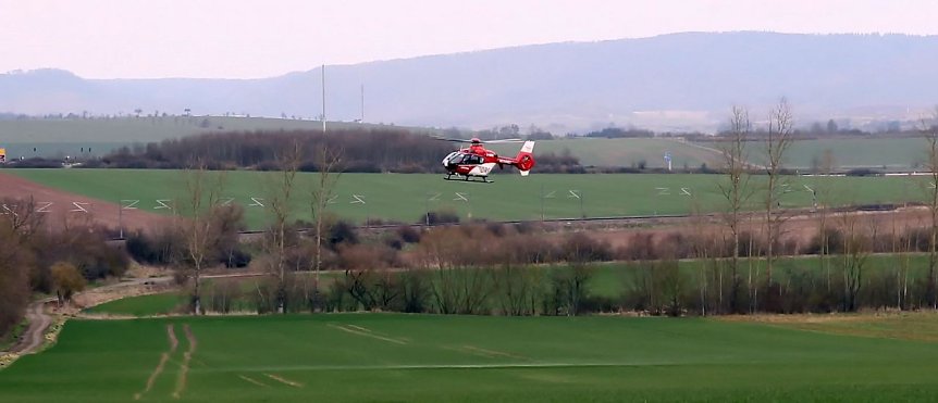 Bild: "Christoph 37" im Anflug auf die Bahnstrecke