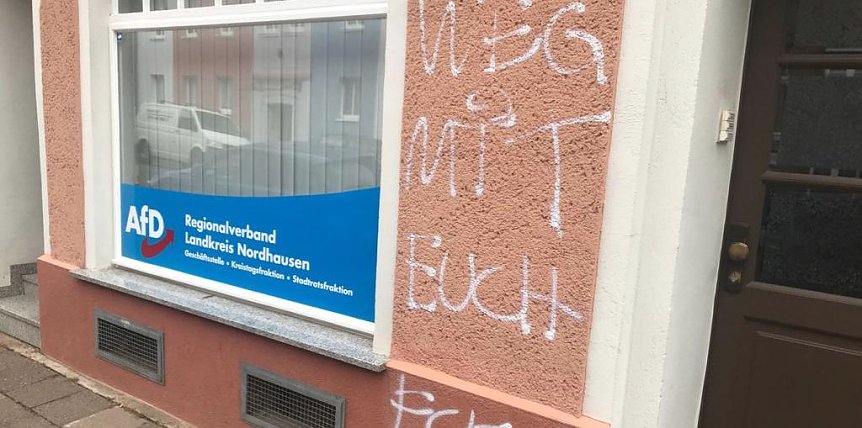 Bild: Narrenh&auml;nde beschmieren Tisch und W&auml;nde