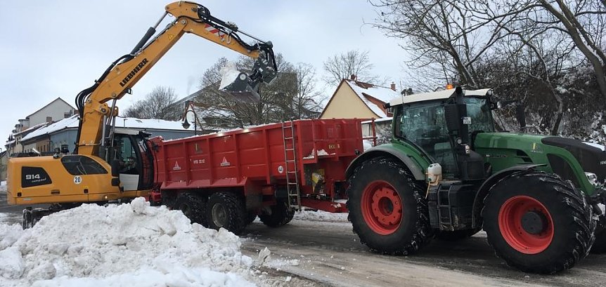 Bild: Gemeinsam gegen die Schneemassen