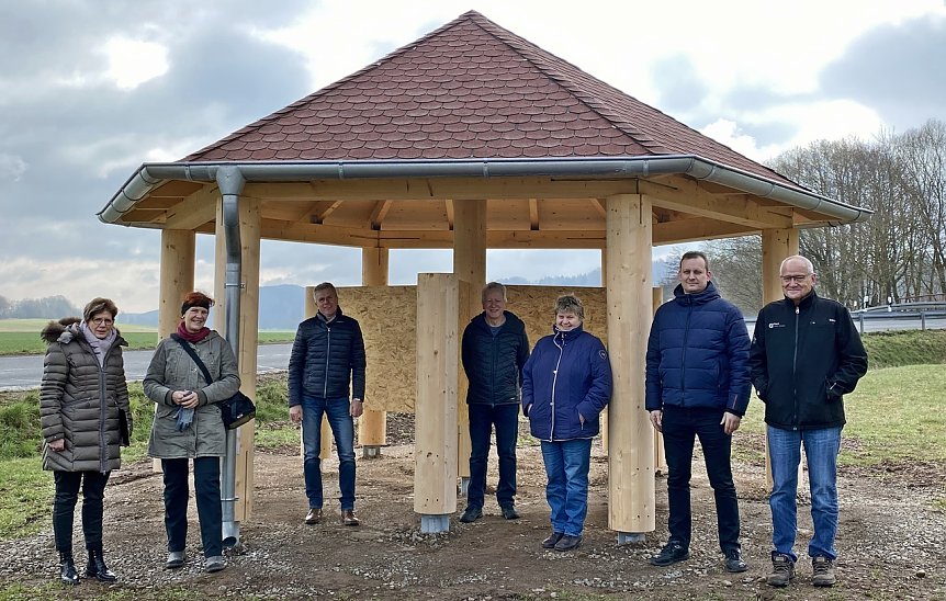 Bild: Foto von links nach rechts: Heike Stolle, Projektleiterin Hotspot-Projekt Gipskarst S&uuml;dharz � Artenvielfalt erhalten und erleben beim LPV, Silke Staubitz, Hotspot-Projektmitarbeiterin, Andreas Gerbothe, Klaus R&ouml;diger, engagierter B&uuml;rger der Gemeinde Obersachswerfen, Astrid Koschorreck, Gesch&auml;ftsf&uuml;hrerin LPV, Ronald F&ouml;rderer und  Dietmar Zierenberg, Tischlermeister, (beide Markusgemeinschaft)