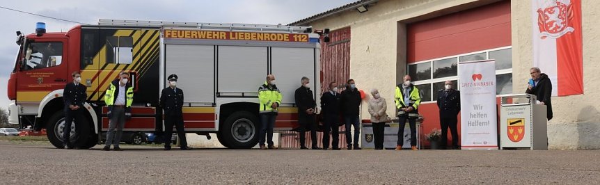 Bild: Zwei neue Fahrzeuge &uuml;bergeben