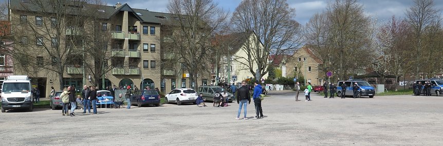 Bild: Protestierer, Beobachter und Bewacher auf dem August-Bebel-Platz