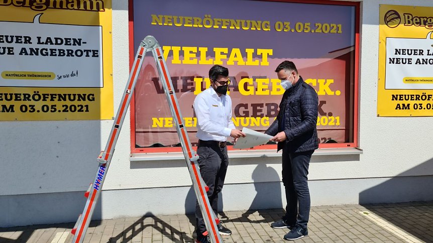 Bild: Verkaufsleiter Stefan Ziernberg (links) und Vermieter Niels Neu bei letzten Absprachen vor Ort. 