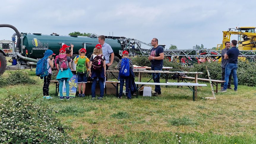 Bild: Neugierige Kids auf dem Scheunenhof