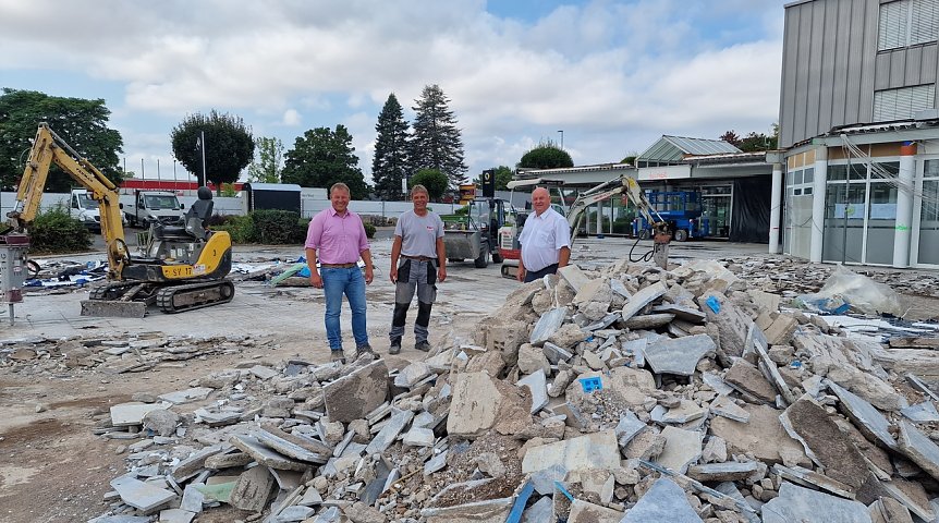 Bild: Kurze Zeit f&uuml;r einen Fototermin. Von links: Silvio Wagner, Bernhard Probst und Helmut Peter.