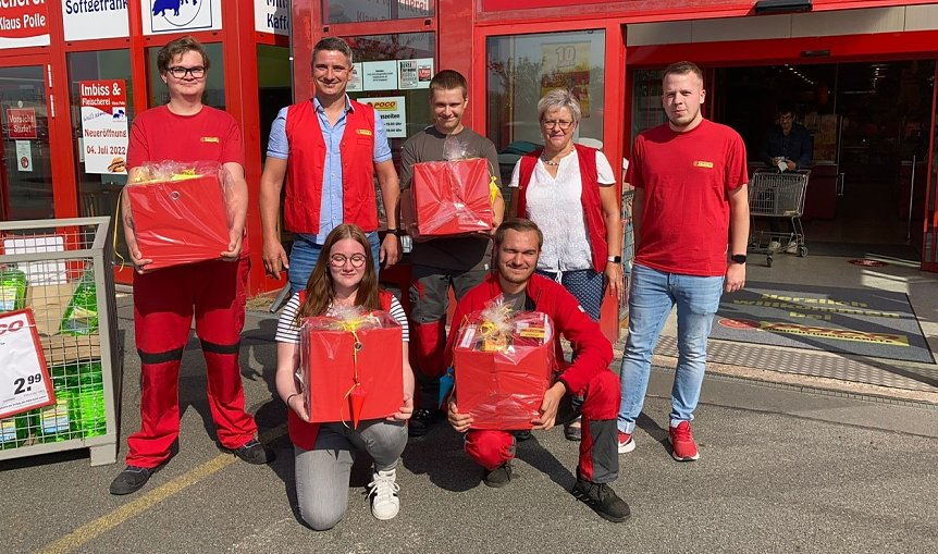 Bild: Oben von links: Jerom Milke (Azubi), Florian Husung (Marktleiter), Niklas Schmidt (Azubi), Ramona Pischel (Verwaltungsleiterin), Patrick Saatmann (Ausbilder),  unten von links Leonie K&ouml;hler (Azubi) und Julien Lapucha (Azubi).