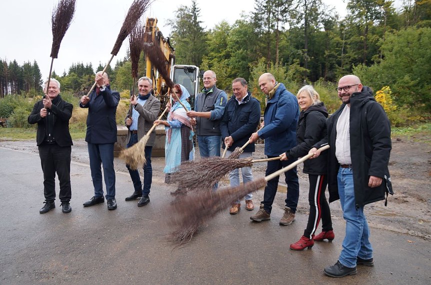 Bild: Einweihung mit Hexenbesen