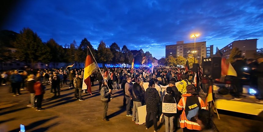 Bild: Kundgebung auf dem Bebel-Platz