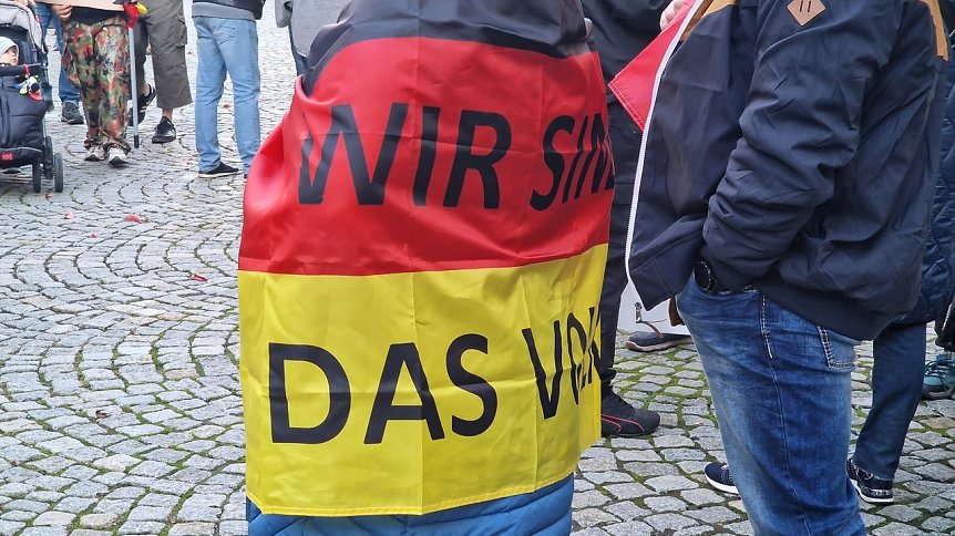 Bild: Spazierg&auml;nger mit Fahne