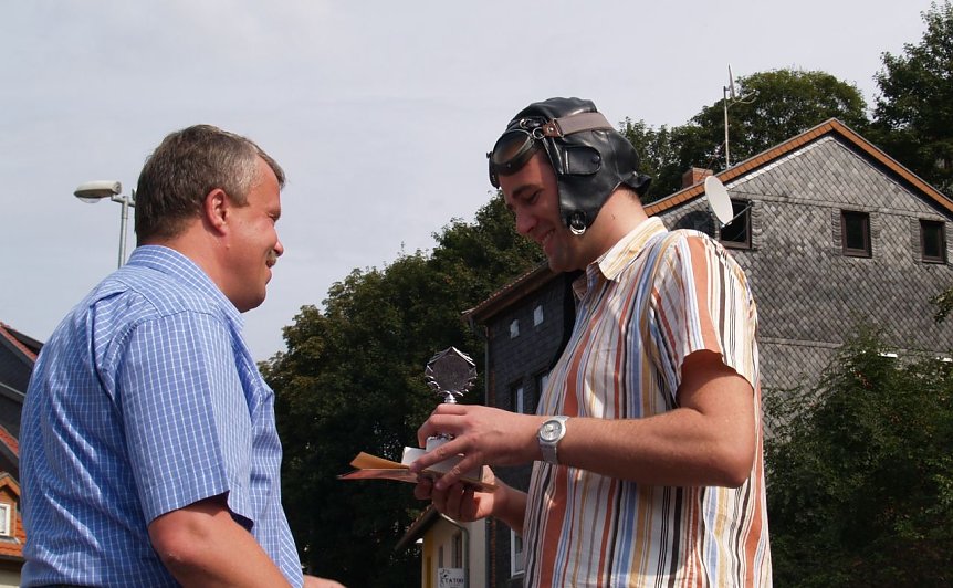 Bild: 2005 erhielt Jendricke schon mal einen Preis - f&uuml;r seine Teilnahme beim Seifenkistenrennen in der Nordh&auml;user Altstadt. Damals &uuml;berreicht von Olaf Salomon