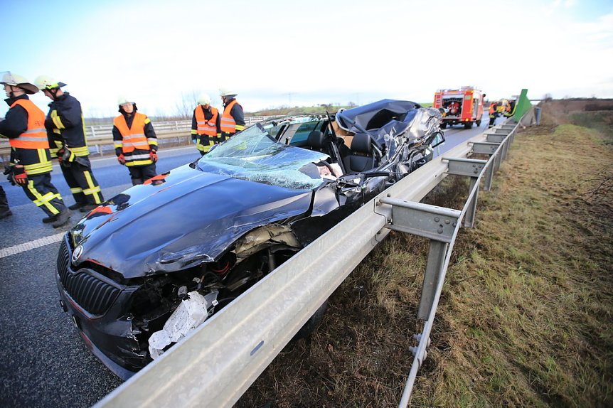 Bild: Mehrere Schutzengel an Bord gehabt - Unfall auf der A38