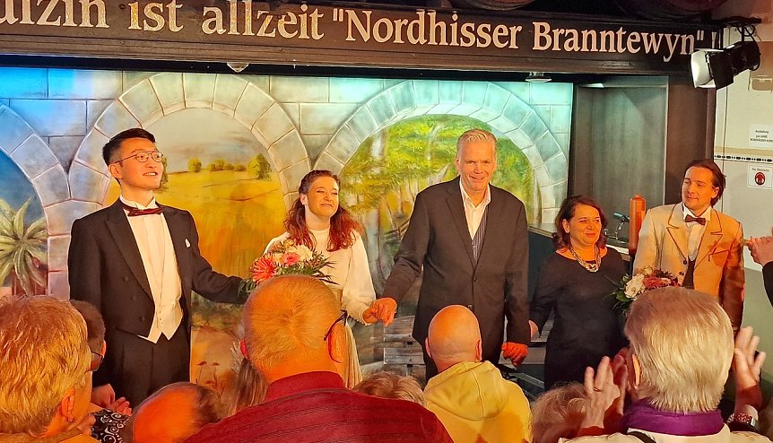 Bild: Von links: Chenglin Li (musikalische Leitung) Laura Saleh, Matthias Kitter, Anja Schulz-Hentrich (Ausstattung) und Marian Kalus