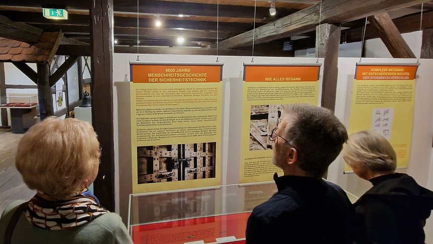Bild: "Hinter Schloss und Riegel" - am Samstagnachmittag wurde die neue Ausstellung in Tabakspeicher er&ouml;ffnet.