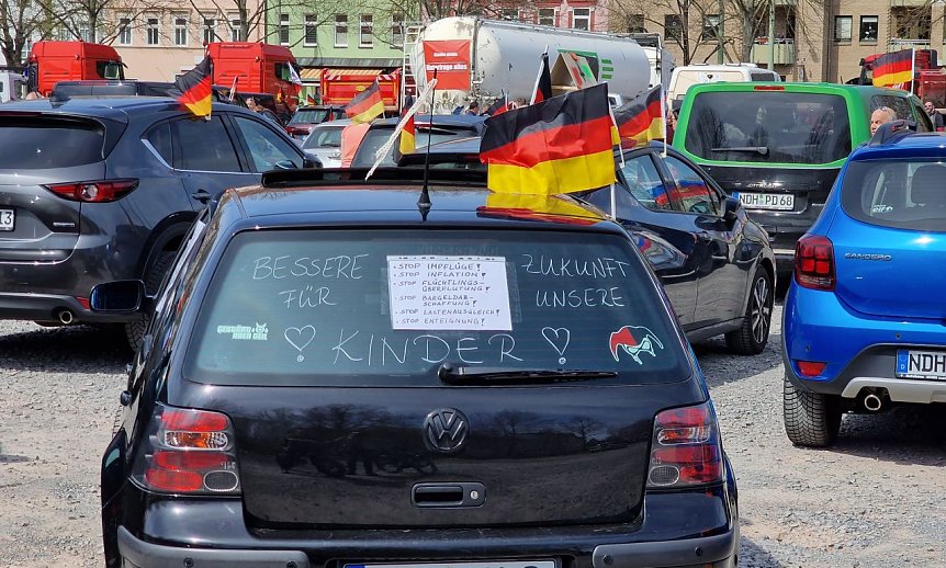 Bild: Slogans an vielen Fahrzeugen