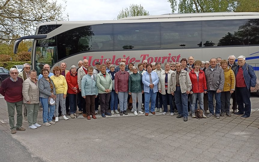 Bild: Immer sicher mit Keitel unterwegs. Nach erlebnisreichen Tagen in der L&uuml;neburger Heide erwarten die Landsenioren und -seniorinnen schon freudig die n&auml;chste Reise, die im August nach K&auml;rnten f&uuml;hrt. Vielleicht wieder mit Uwe als Fahrer?