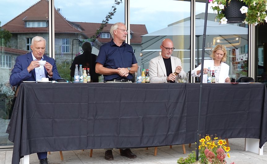 Bild: Von links: J&ouml;rg Prophet (AfD), Stefan Marx (FDP), Andreas Trump (pl, f&uuml;r die CDU) und Alexandra Rieger (SPD)