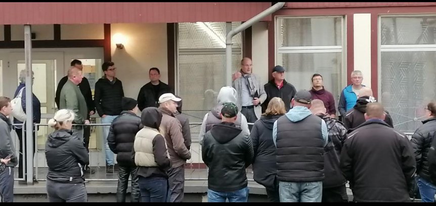 Bild: Landrat Jendricke im Gespr&auml;ch mit den B&uuml;rgern am Freitagnachmittag