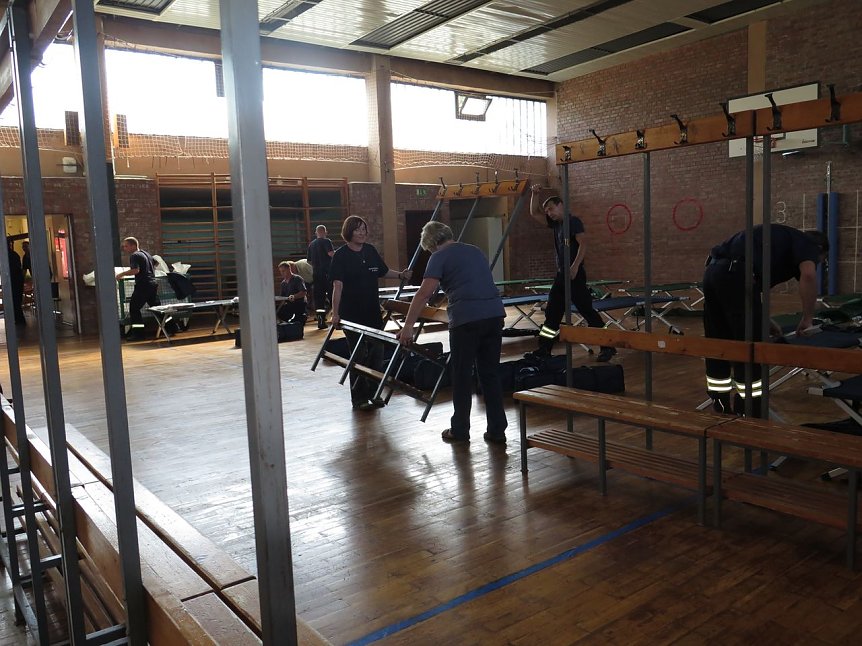 Bild: Es war der 31. August 2015. Die ersten Fl&uuml;chtlinge kamen an. Eine Turnhalle in Nordhausen wird als Notunterkunft eingerichtet.