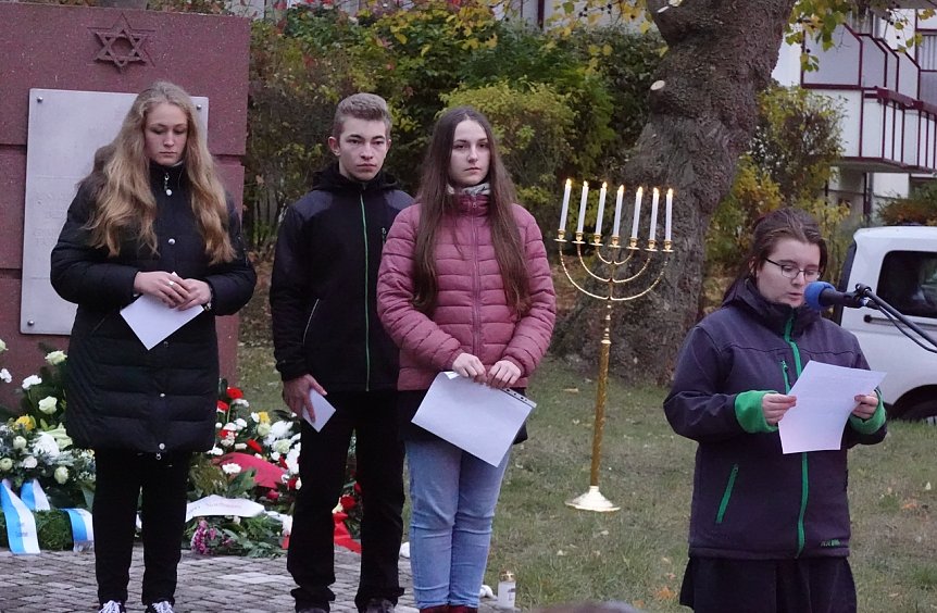 Bild: Sch&uuml;ler des Herder-Gymnasiums tragen Texte vor