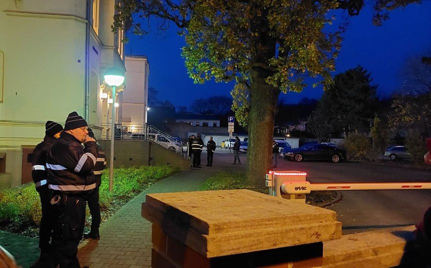 Bild: Das Landratsamt wurde von der Polizei abgesichert