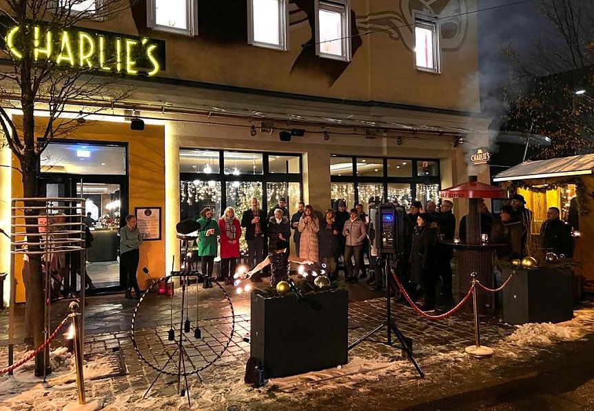 Bild: Begr&uuml;&szlig;ung bei Gl&uuml;hwein und Feuershow