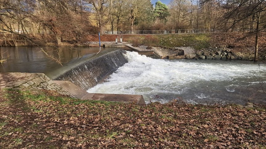 Bild: Den Zorgefall beim Stadtpark h&ouml;rten Besucher weithin rauschen. So einen Anblick hatte man schon lange nicht mehr gesehen. Aktuell flie&szlig;en hier rund 18 Kubikmeter je Sekunde durch. Zum Vergleich: am 1. Weihnachtsfeiertag waren es 118 Kubikmeter.
