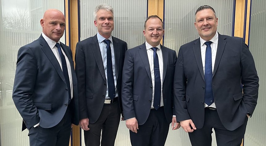 Bild: Von links: Die vier Vorstandsmitglieder aus der Nordth&uuml;ringer Volksbank eG und der VR Bank Westth&uuml;ringen eG wollen die Zukunft ihrer Banken k&uuml;nftig gemeinsam gestalten: Peter Herbst (Vorstand Nordth&uuml;ringen), Ralf Schomburg (Vorstand Westth&uuml;ringen), Marco Schmidt (Vorstand Nordth&uuml;ringen) und Mario Werneburg (Vorstand Westth&uuml;ringen)