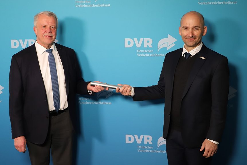 Bild: Symbolischen Staffelstab an Dr. Nikolaus Wrage &uuml;bergeben