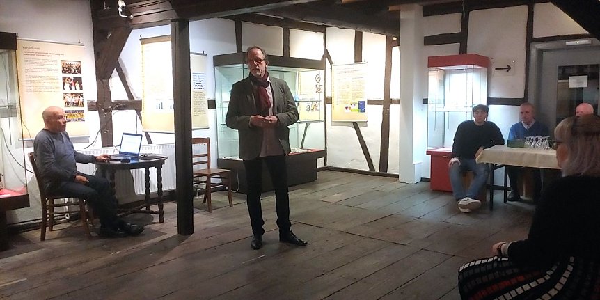 Bild: J&uuml;rgen Rennebach er&ouml;ffnet die Vernissage