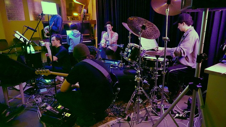 Bild: Auch wenn das hier so aussieht wie "Pause", das geh&ouml;rte zur Performance der musikalischen Experimentierer.