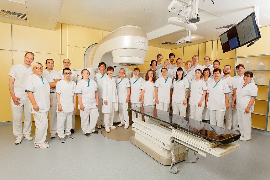 Bild: Das Team der Strahlentherapie und Radioonkologie mit Chef&auml;rztin Dr. Bettina Hentschel (8. von links).